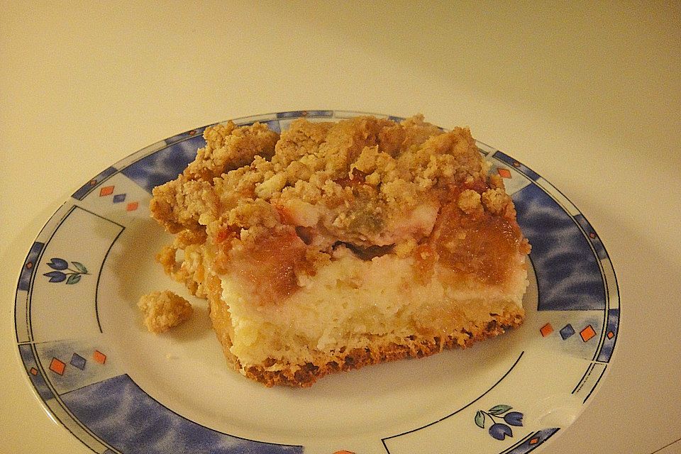 Rhabarberblechkuchen mit Streuseln Rhabarberblechkuchen mit Streuseln