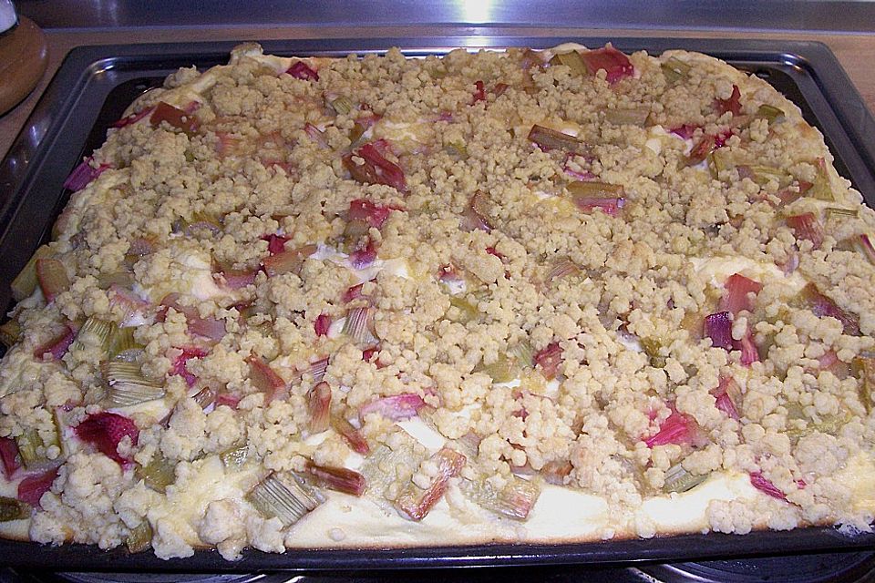 Rhabarberblechkuchen mit Streuseln Rhabarberblechkuchen mit Streuseln