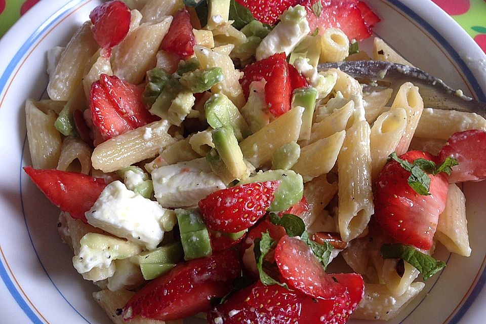 Sommerliche Penne mit Erdbeeren, Feta, Avocado, Minze und Pinienkernen