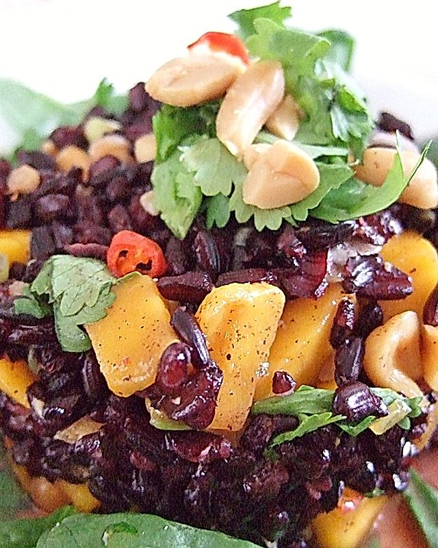 Black Rice Salat mit Mangos und Erdnüssen
