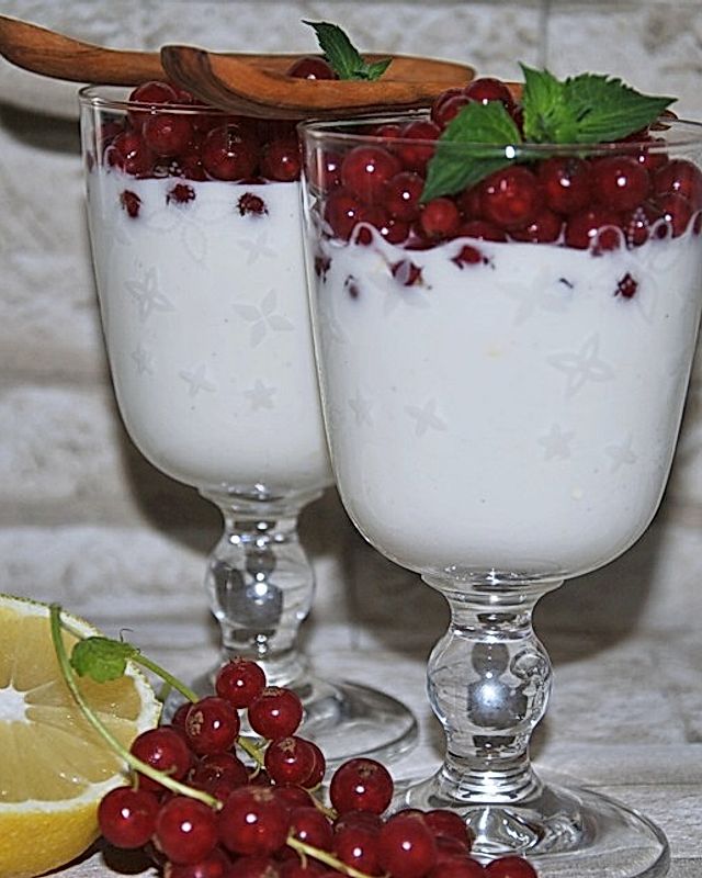 Zitronenjoghurt mit roten Johannisbeeren