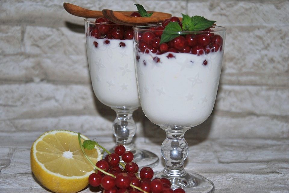 Zitronenjoghurt mit roten Johannisbeeren