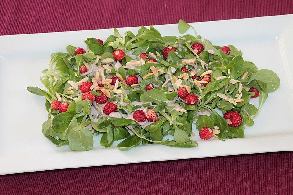 Feldsalat mit fruchtigem Dressing und Walderdbeeren