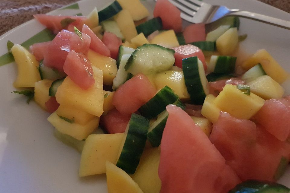 Sommerlicher Salat aus Wassermelone, Gurke und Mango