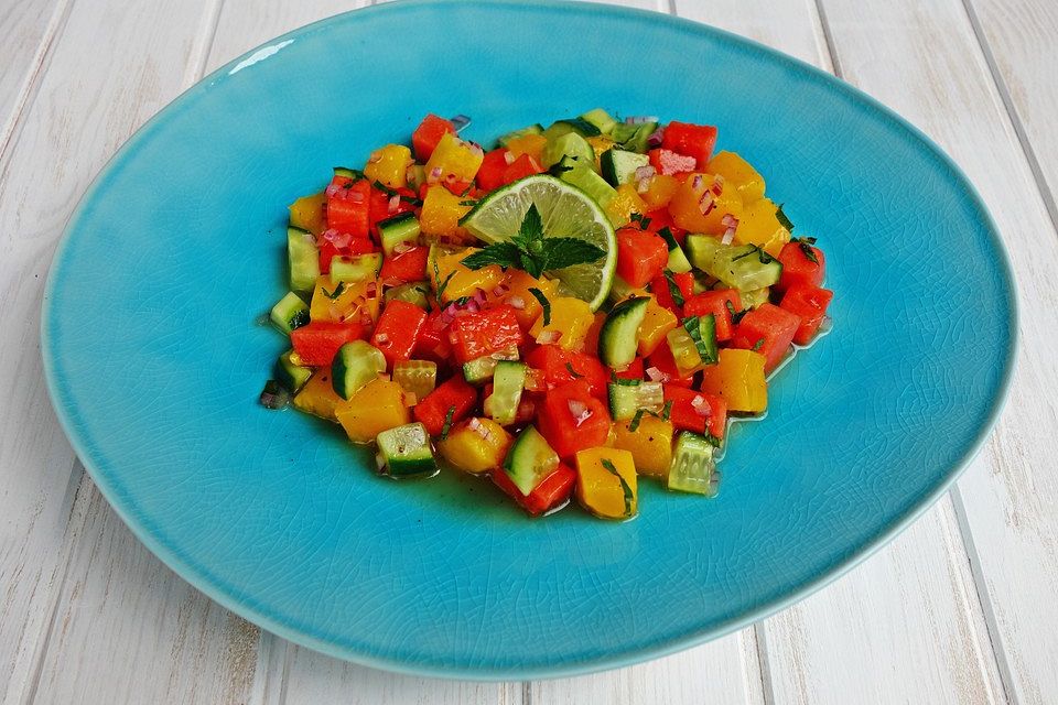 Sommerlicher Salat aus Wassermelone, Gurke und Mango