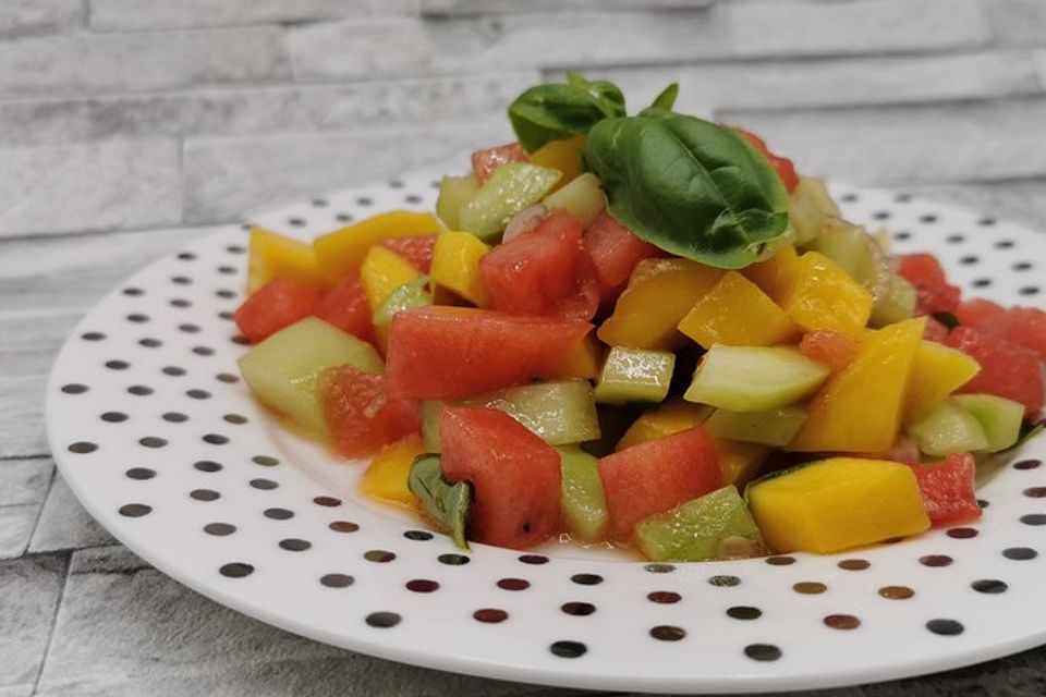 Sommerlicher Salat aus Wassermelone, Gurke und Mango