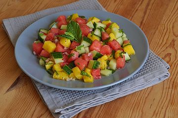 Sommerlicher Salat aus Wassermelone, Gurke und Mango