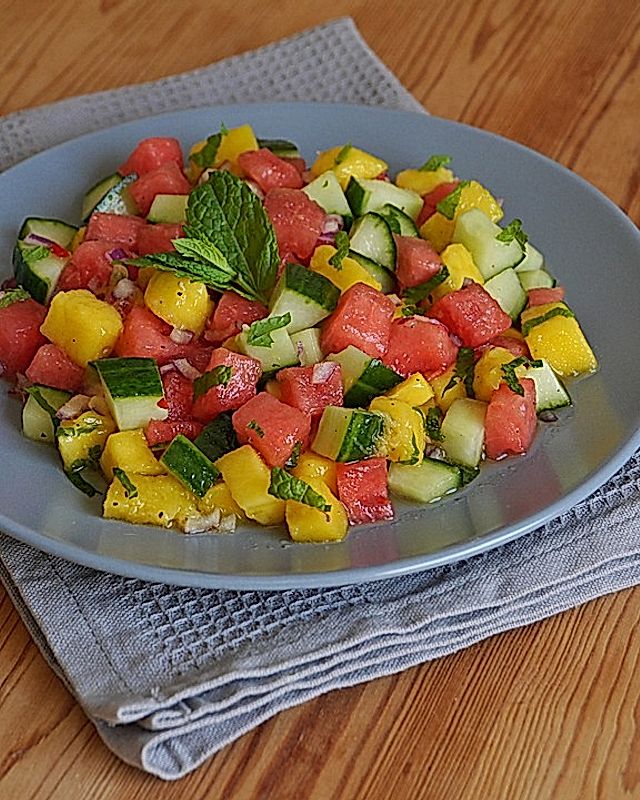 Sommerlicher Salat aus Wassermelone, Gurke und Mango