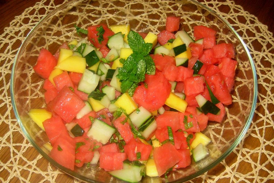 Sommerlicher Salat aus Wassermelone, Gurke und Mango