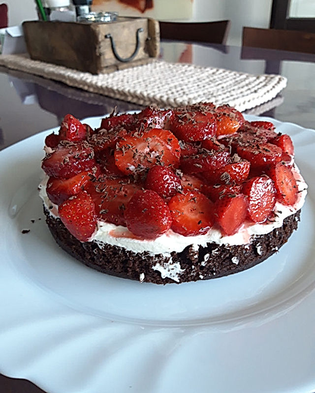 Schokoladenkuchen mit Erdbeeren auf Vanillequark-Frischkäse-Creme
