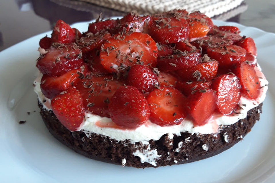 Schokoladenkuchen mit Erdbeeren auf Vanillequark-Frischkäse-Creme