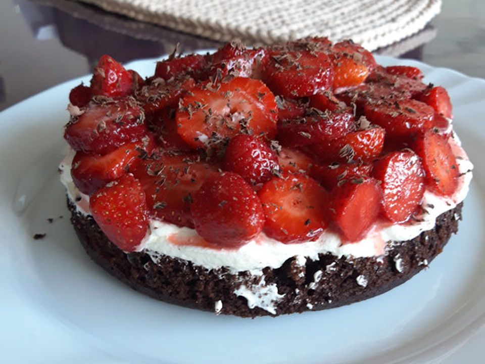 Schokoladenkuchen mit Erdbeeren auf Vanillequark-Frischkäse-Creme von ...