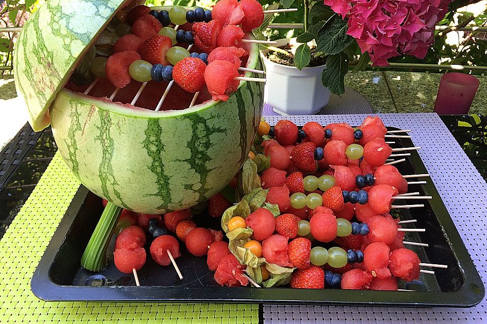 Obstspieße auf dem Melonengrill