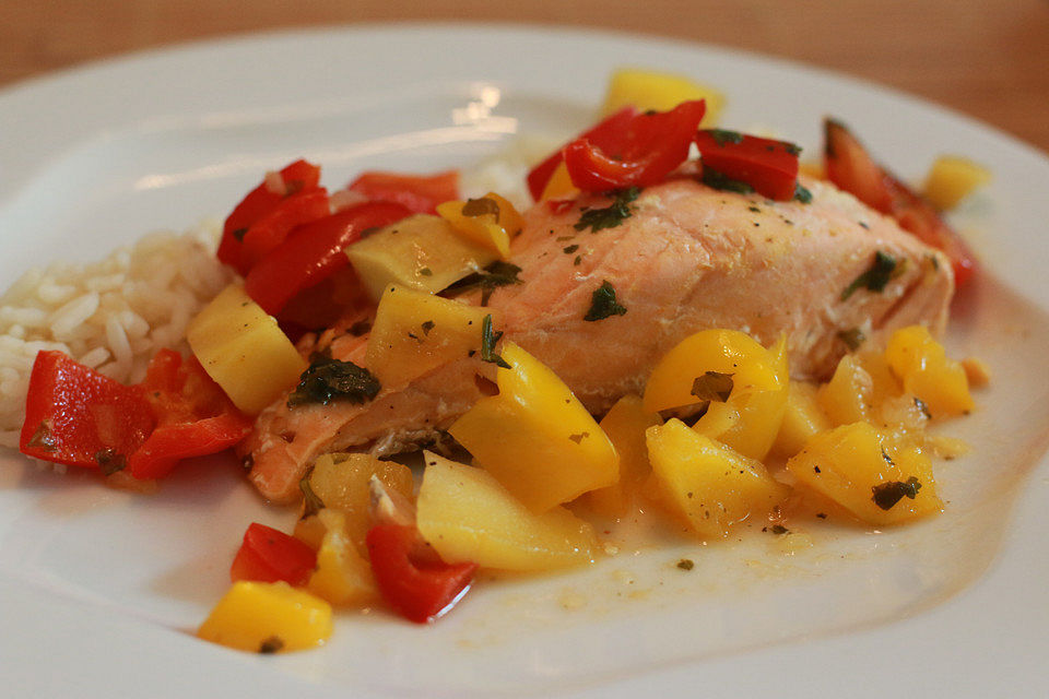 Sommerfrischer Lachs mit Paprika, Mango und Koriander