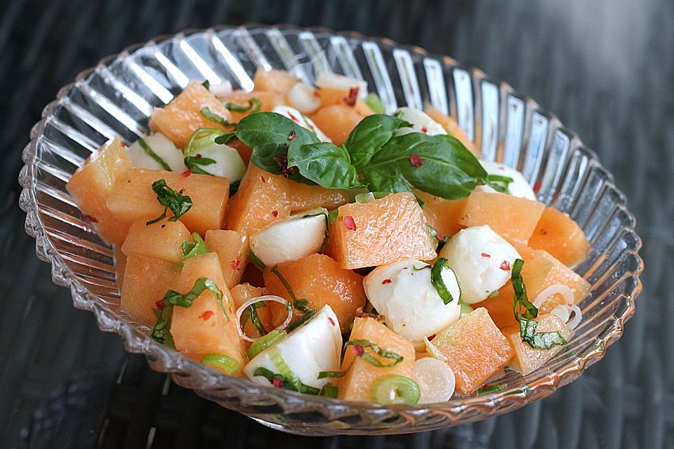 Melonensalat mit Mozzarella und roten Pfefferbeeren