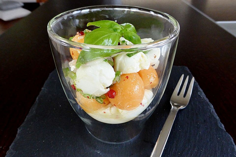 Melonensalat mit Mozzarella und roten Pfefferbeeren