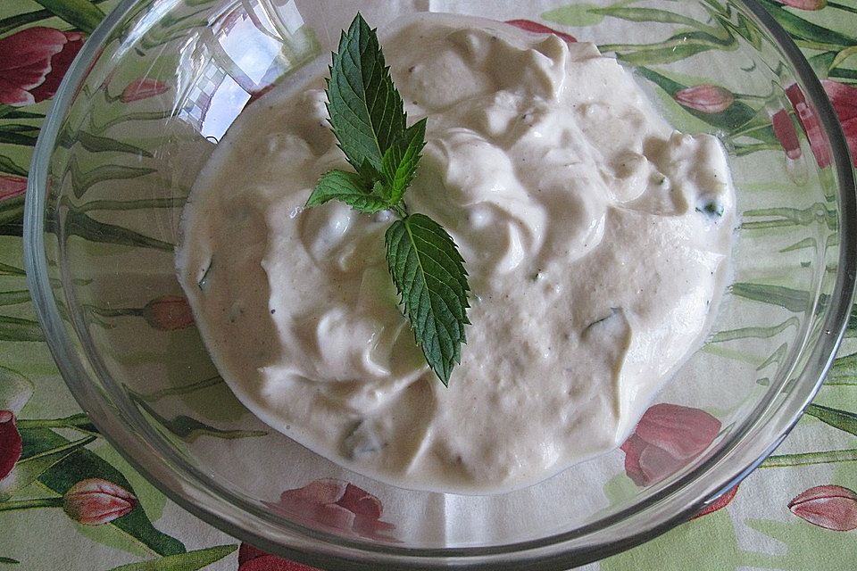 Orientalischer Dip mit Joghurt und Tahin