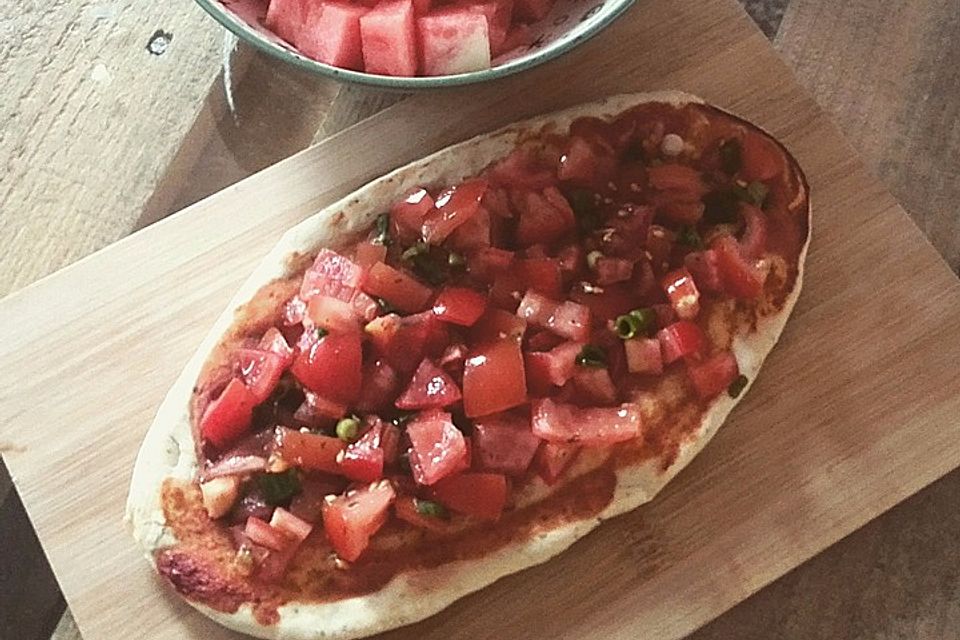 Leckeres Ofenbrot mit frischen Tomaten