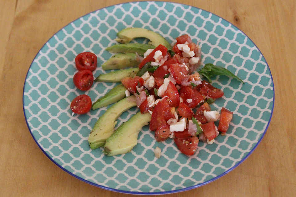 Avocado mit Tomaten-Feta-Salat