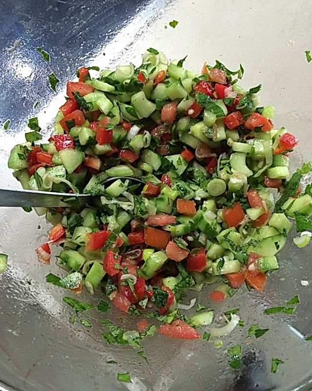 Arabischer Salat mit Minze Zitronendressing