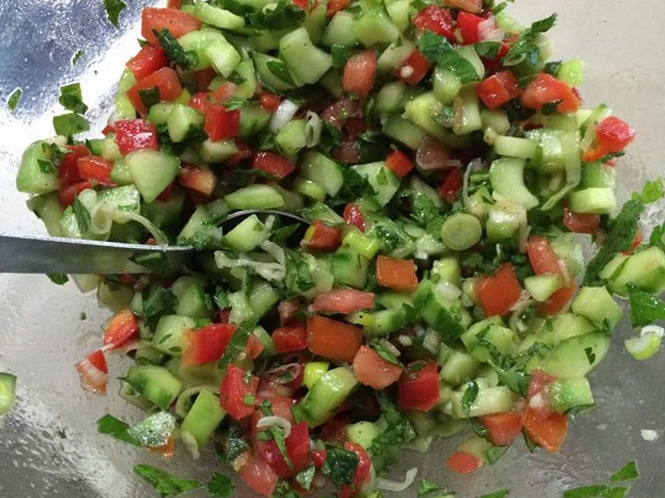 Arabischer Salat mit Minze Zitronendressing von trösterschaf| Chefkoch