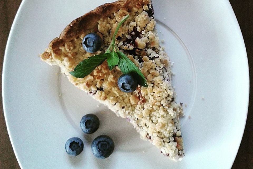 Fruchtiger Streuselkuchen mit Heidelbeeren und Ziegenkäse