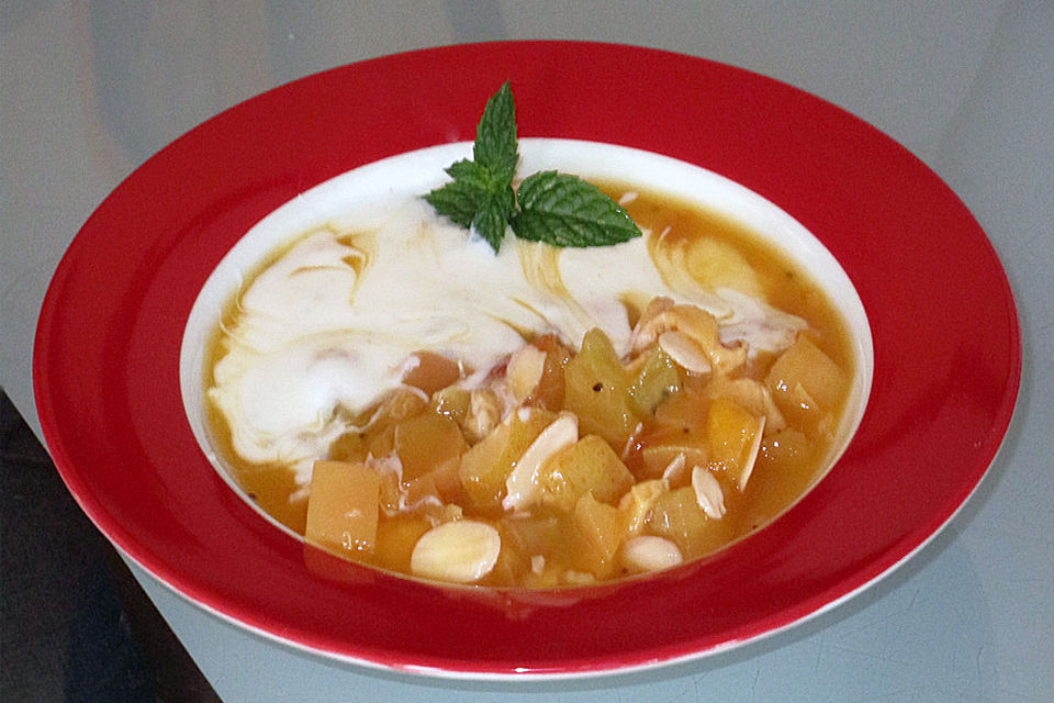 Obstkaltschale mit Buttermilch-Joghurt-Creme