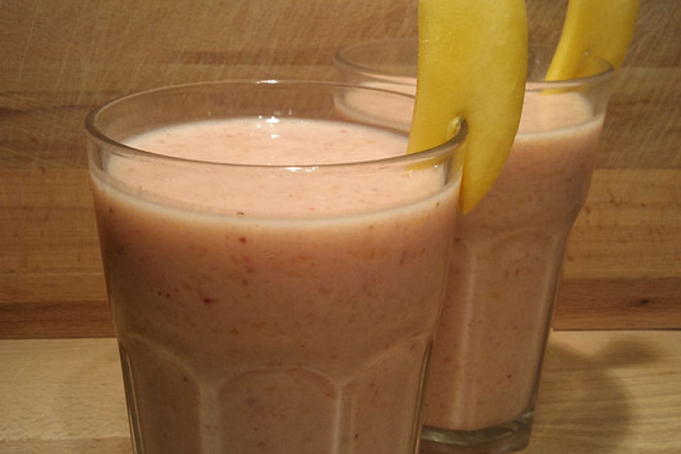 Drei-Frucht-Smoothie mit Mango, Banane und Erdbeeren