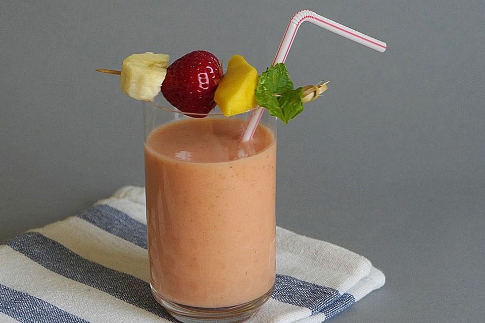 Drei-Frucht-Smoothie mit Mango, Banane und Erdbeeren