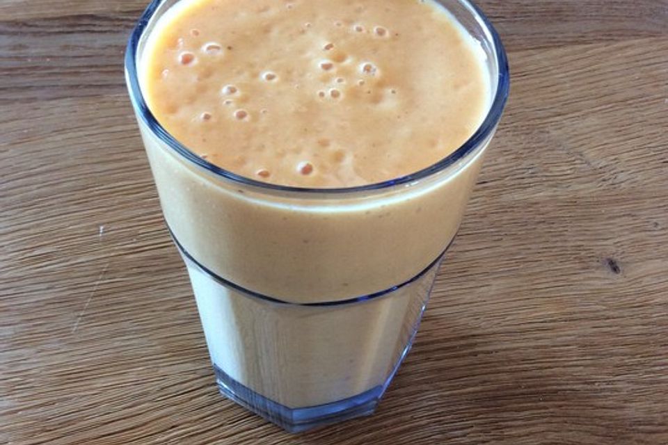 Drei-Frucht-Smoothie mit Mango, Banane und Erdbeeren