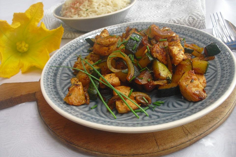 Zucchini-Pfanne mit Hähnchenbrustfilet