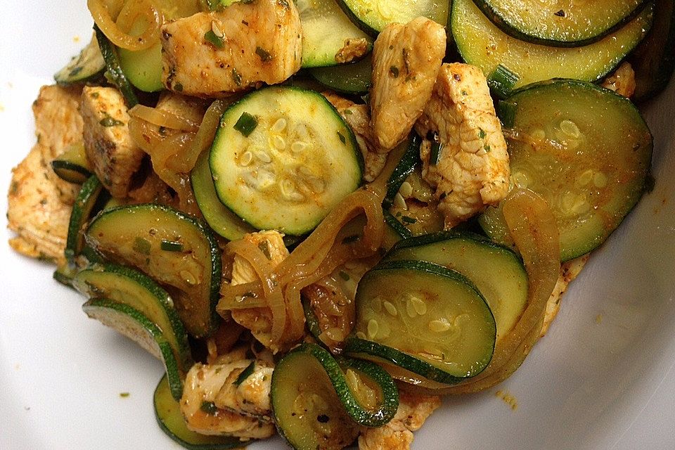 Zucchini-Pfanne mit Hähnchenbrustfilet