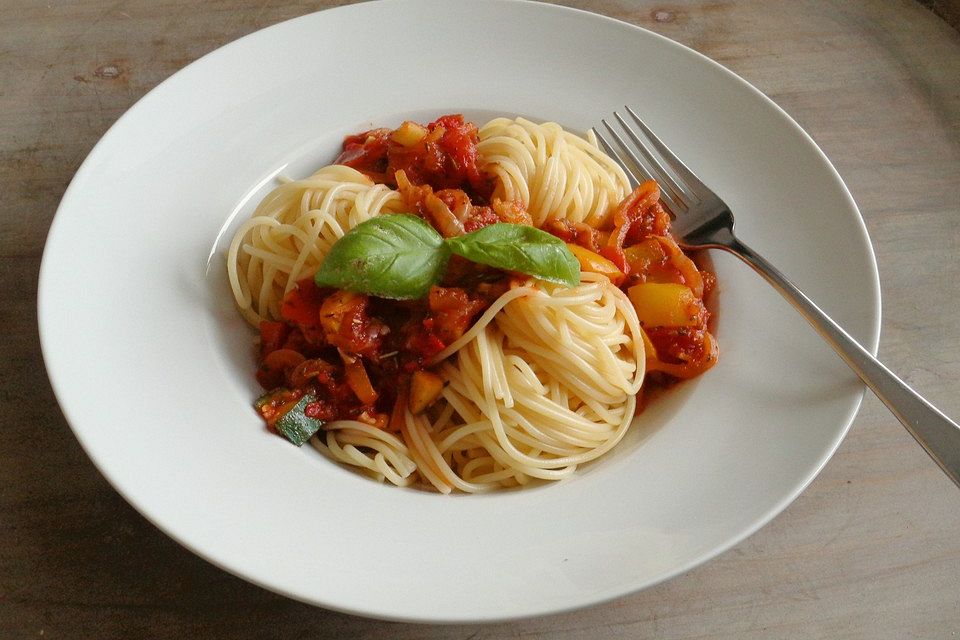 Spaghetti mit Tomanten-Zucchini-Soße