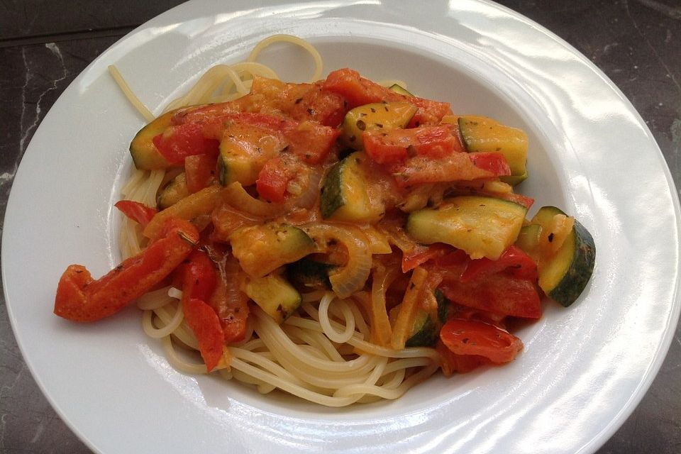 Spaghetti mit Tomanten-Zucchini-Soße