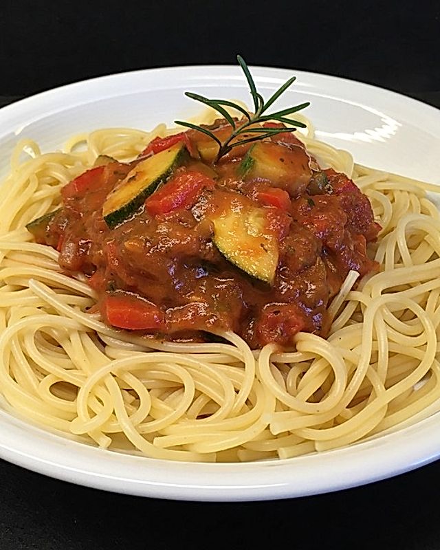 Spaghetti mit Tomanten-Zucchini-Soße