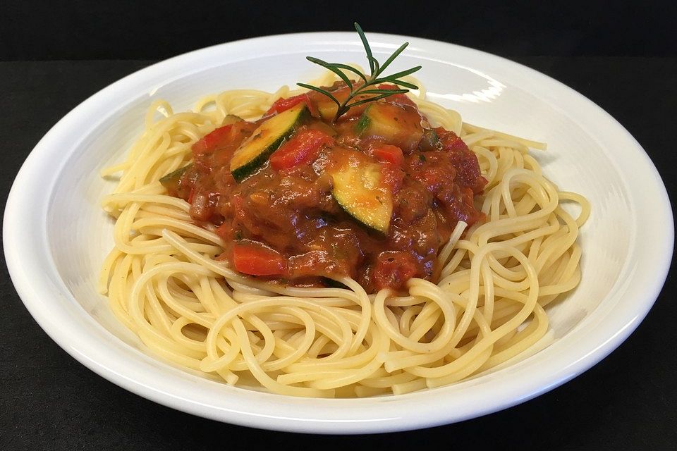 Spaghetti mit Tomanten-Zucchini-Soße