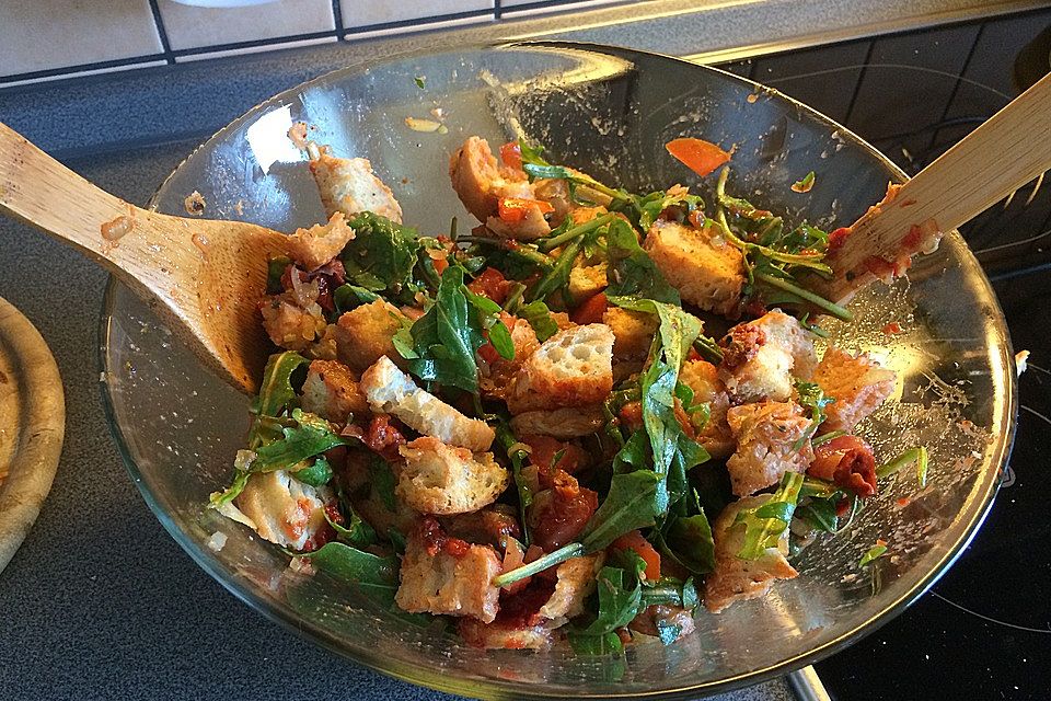 Panzanella, Brotsalat mit Rucola und Tomaten