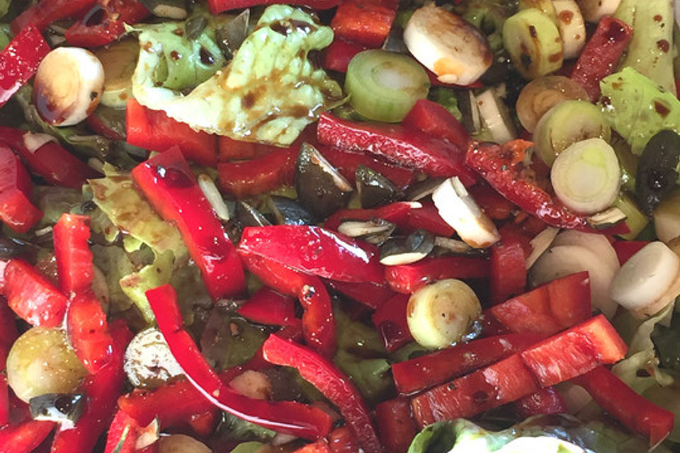 Eichblattsalat mit Paprika, Champignons und Lauchzwiebeln