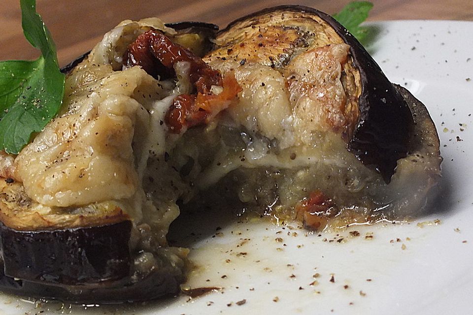 Auberginenpäckchen mit getrockneten Tomaten und Scamorza