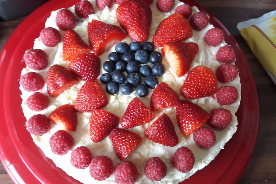 Käsekuchen mit Himbeeren und weißer Schokolade