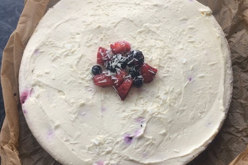 Käsekuchen mit Himbeeren und weißer Schokolade