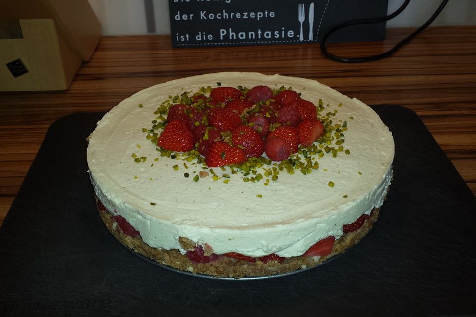 Käsekuchen mit Himbeeren und weißer Schokolade