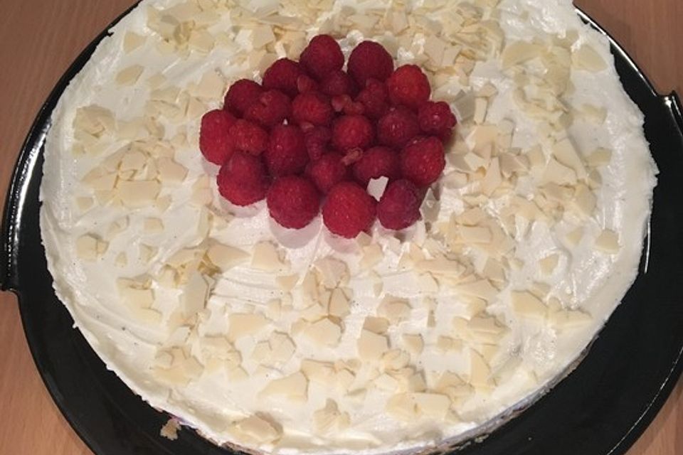 Käsekuchen mit Himbeeren und weißer Schokolade