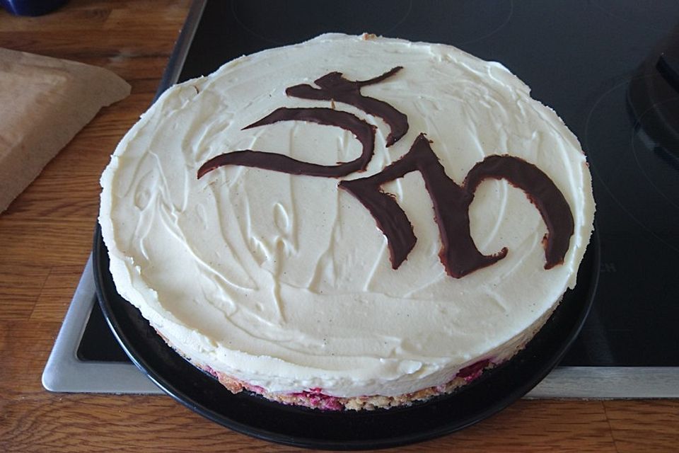 Käsekuchen mit Himbeeren und weißer Schokolade