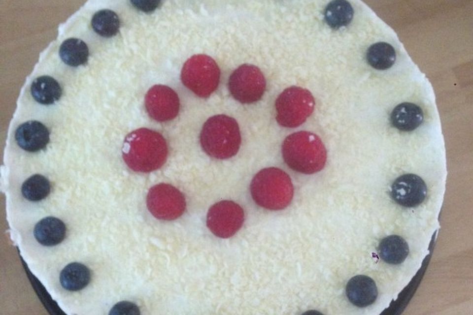 Käsekuchen mit Himbeeren und weißer Schokolade