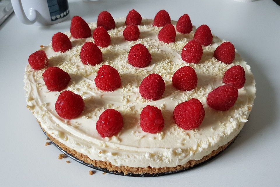 Käsekuchen mit Himbeeren und weißer Schokolade