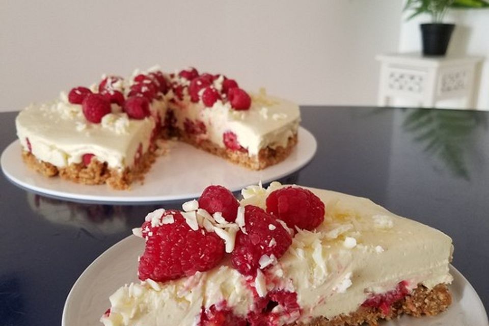 Käsekuchen mit Himbeeren und weißer Schokolade