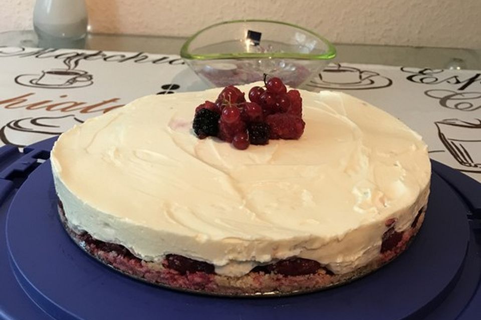 Käsekuchen mit Himbeeren und weißer Schokolade