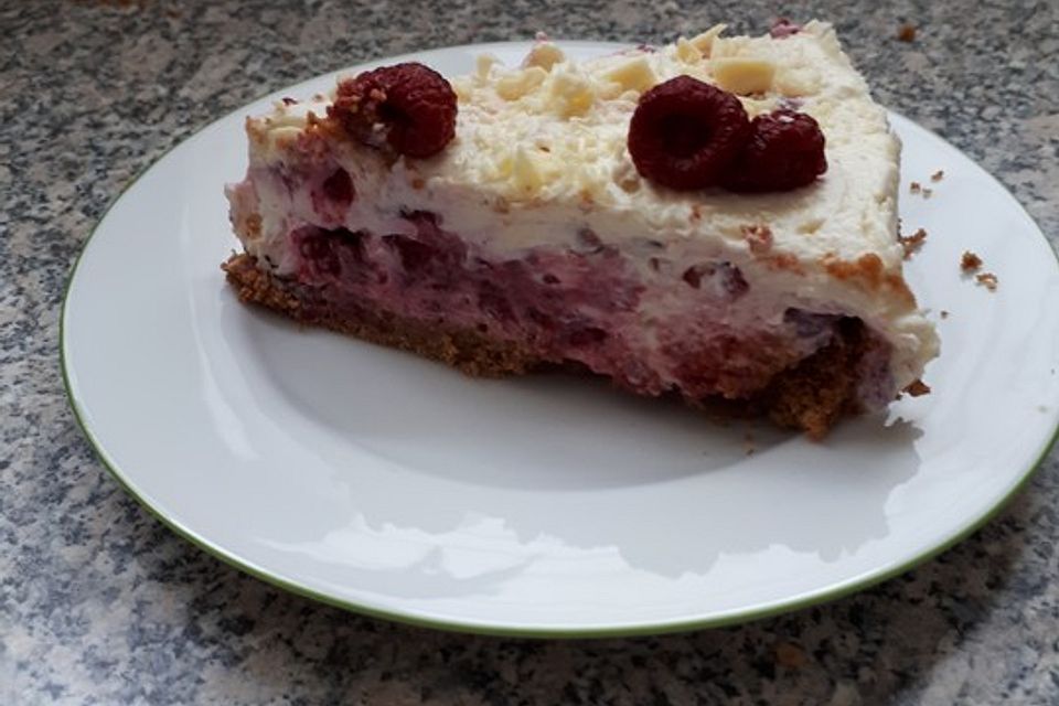 Käsekuchen mit Himbeeren und weißer Schokolade