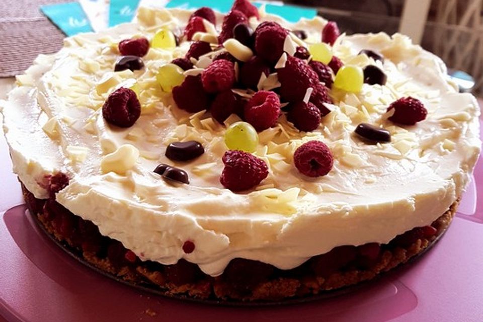 Käsekuchen mit Himbeeren und weißer Schokolade